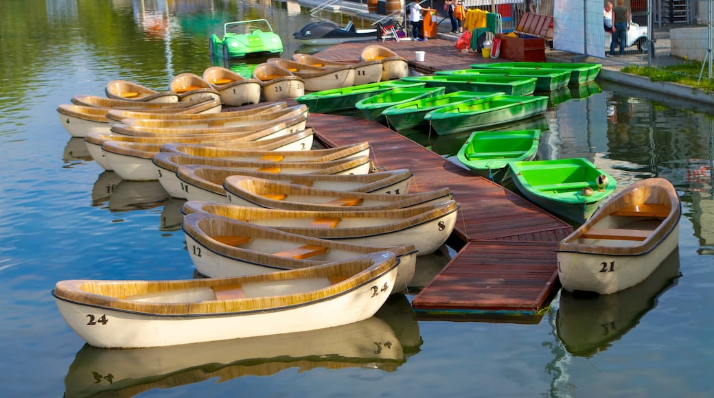 Stadtwäldchen das einen See oder Wasserstelle, Kajak- oder Kanufahren und Bootfahren