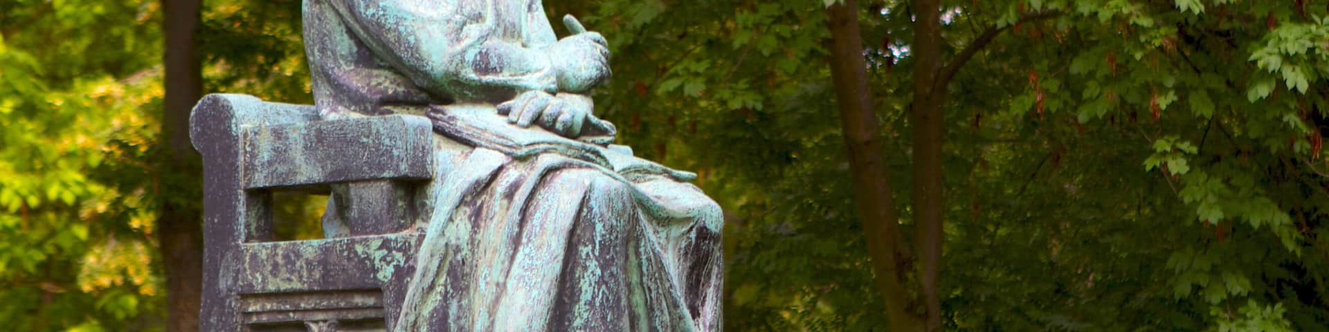 Stadtwäldchen welches beinhaltet Statue oder Skulptur und Garten
