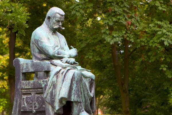 Varosliget qui includes parc et statue ou sculpture