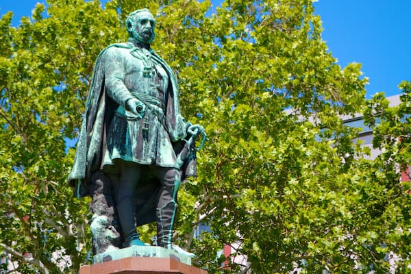 Széchenyi Istvån-torget som inkluderar ett torg, en staty eller skulptur och ett monument