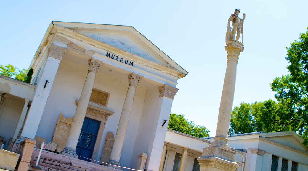 Obuda featuring a statue or sculpture and heritage architecture