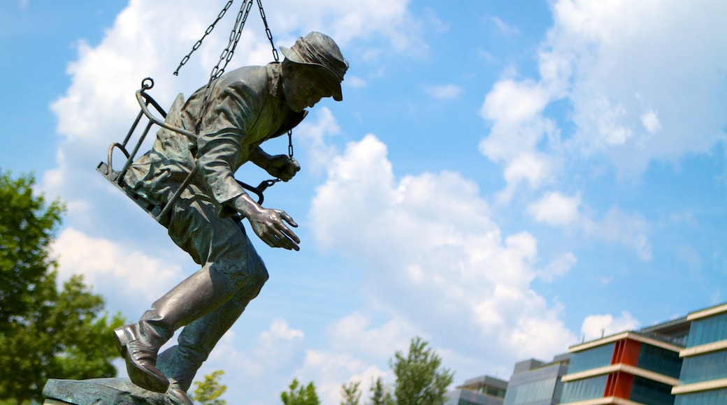 Teatro Nazionale mostrando arte urbana, teatro e statua o scultura