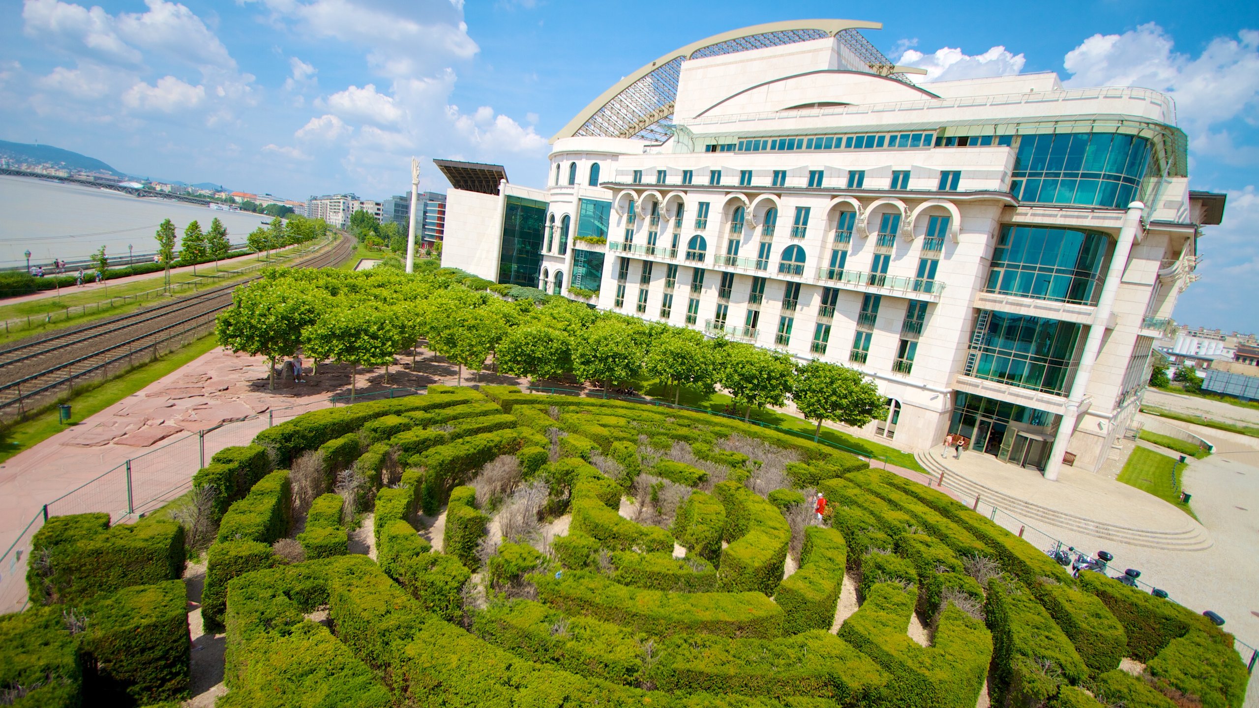 Théâtre national mettant en vedette scènes de théâtre et jardin