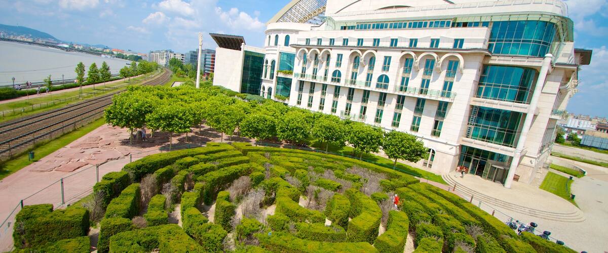 Teatro Nacional mostrando un jardín y escenas de teatro
