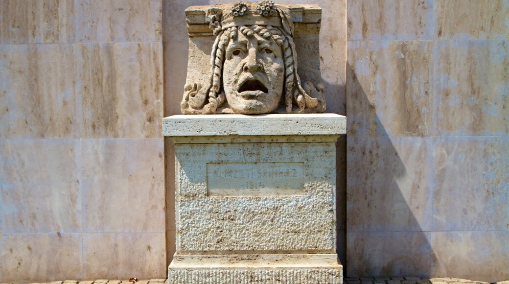 Teatro Nacional ofreciendo una estatua o escultura y escenas de teatro