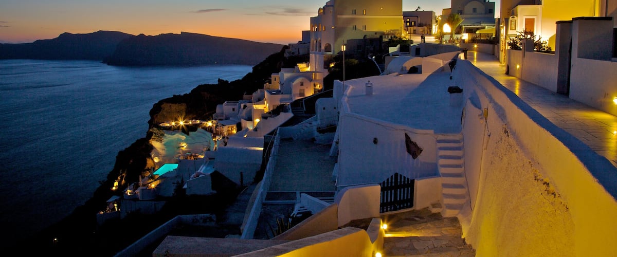 Oia mostrando una ciudad costera, un hotel o resort de lujo y vistas generales de la costa