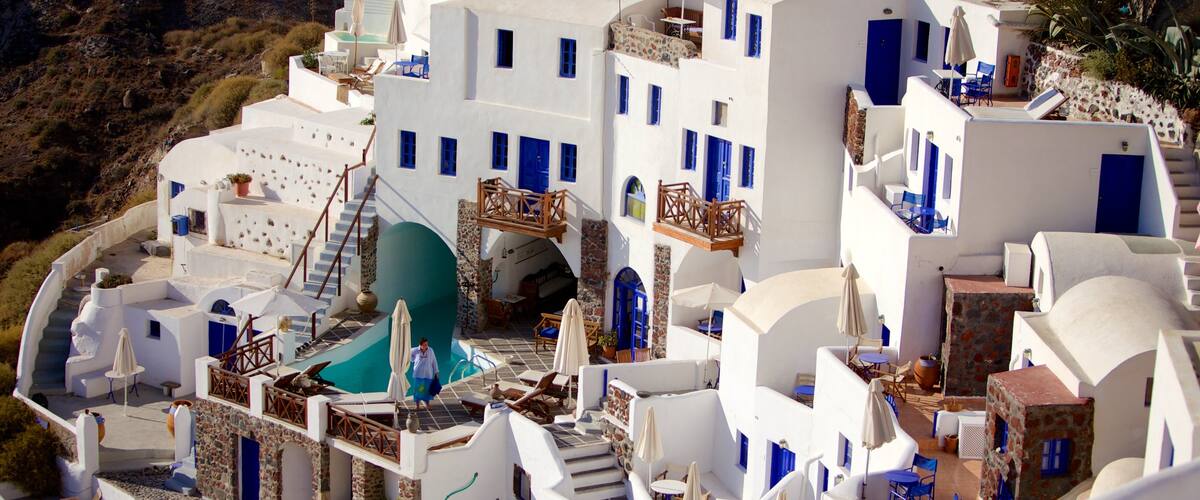 Oia montrant hôtel ou complexe de luxe et ville côtière