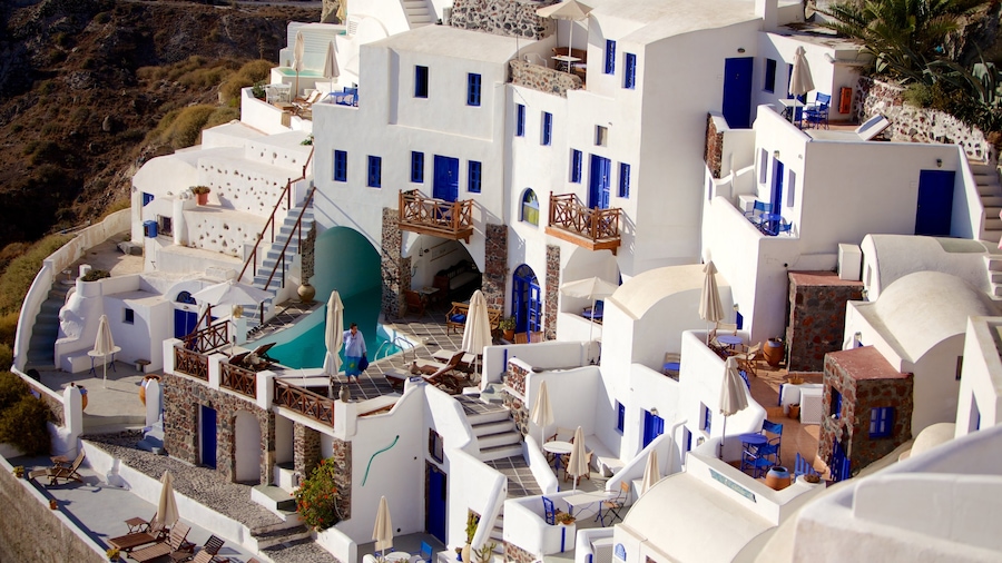 Oia que incluye una ciudad costera y un hotel o resort de lujo
