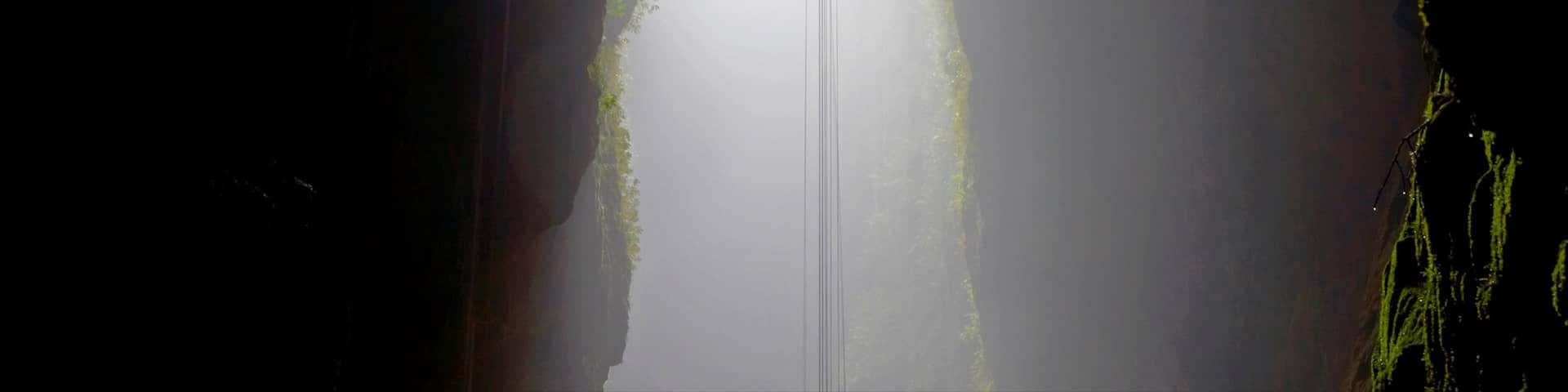 Hamilton mit einem Höhlenwandern, Nebel und Landschaften