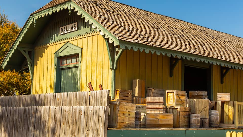 Dallas Heritage Village montrant petite ville ou village et patrimoine architectural