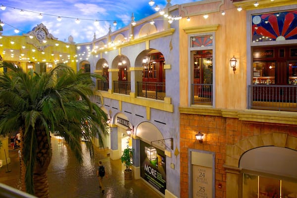 Centre commercial Quarter at Tropicana mettant en vedette ville, scènes de nuit et scènes tropicales