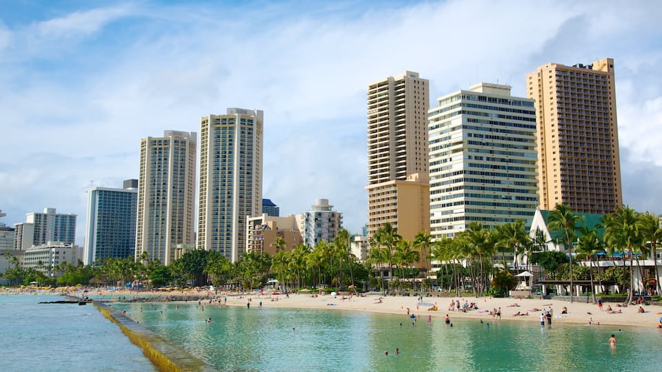 Honolulu featuring cbd, a city and a coastal town