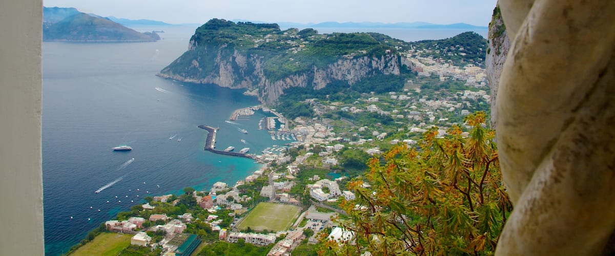 Villa San Michele montrant baie ou port, ville cĂŽtiĂšre et vues littorales
