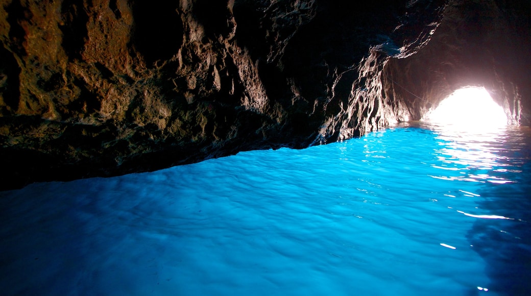 Blue Grotto que incluye cuevas