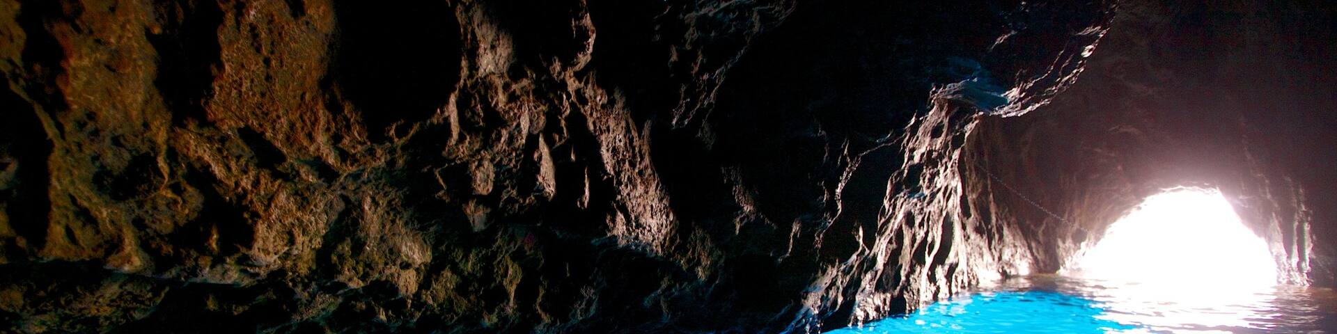 Blue Grotto mostrando cuevas