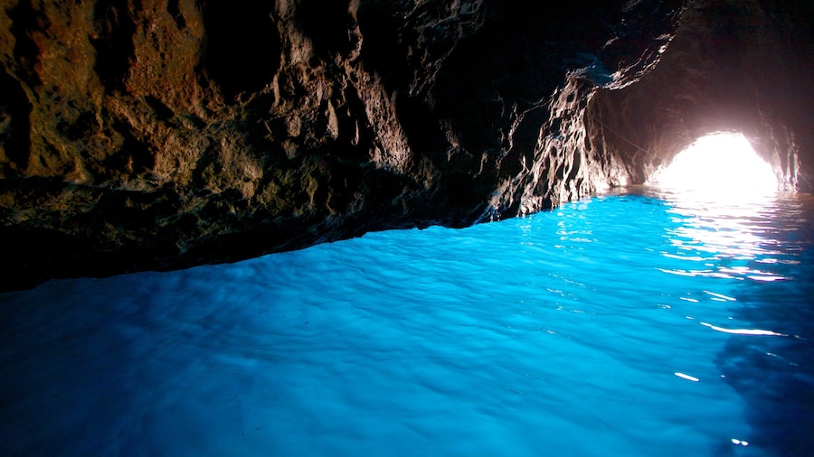 Grotta Azzurra caracterizando cavernas