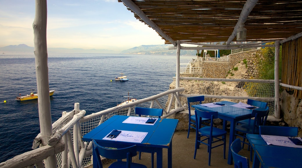 Capri mit einem allgemeine Küstenansicht, Essen im Freien und Bootfahren