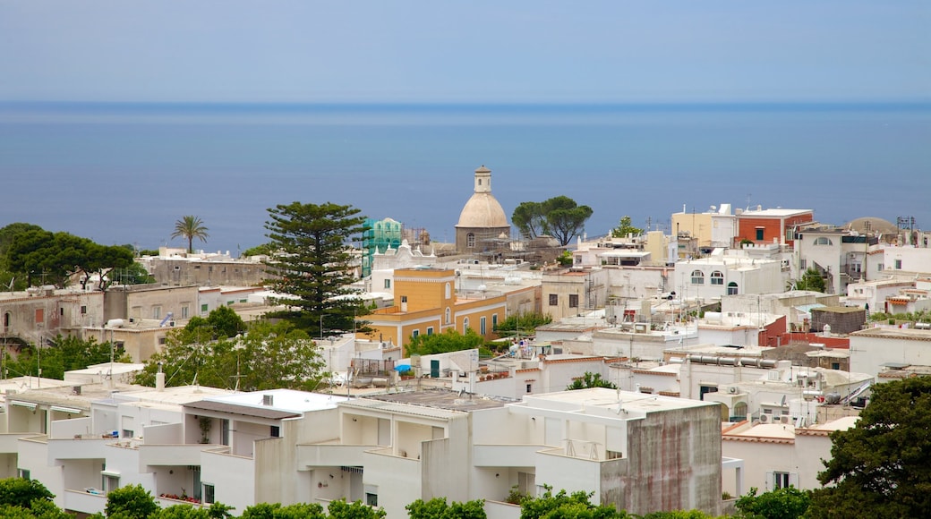 Monte Solaro que incluye una ciudad costera, vistas generales de la costa y patrimonio de arquitectura