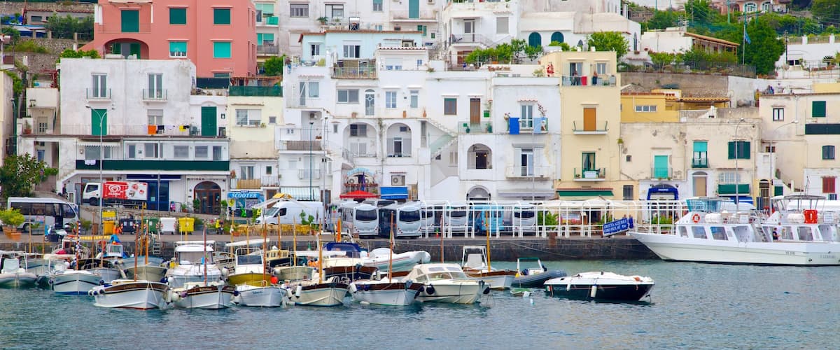 Capri toont een kuststadje, varen en een huis
