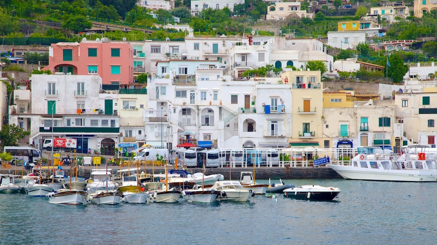 Capri som viser en marina, bådsejlads og en kystby