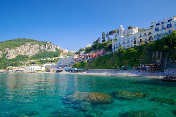 Ile de Capri mettant en vedette ville côtière et plage de sable