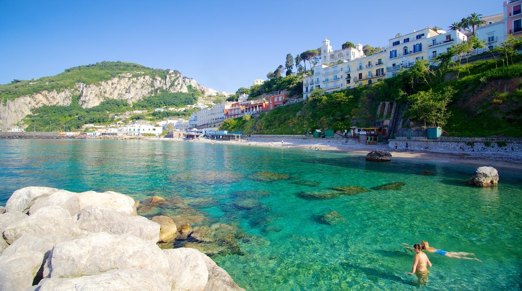 Capri mit einem Schwimmen, Küstenort und schroffe Küste