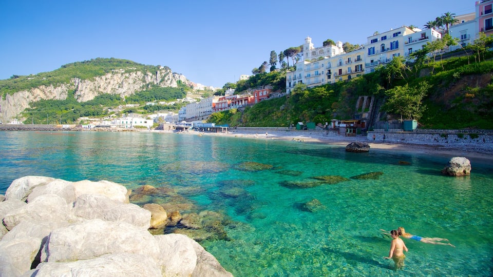 Capri ofreciendo natación, una ciudad costera y costa escarpada