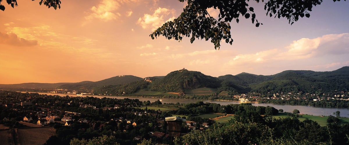 Königswinter mettant en vedette coucher de soleil, rivière ou ruisseau et montagnes