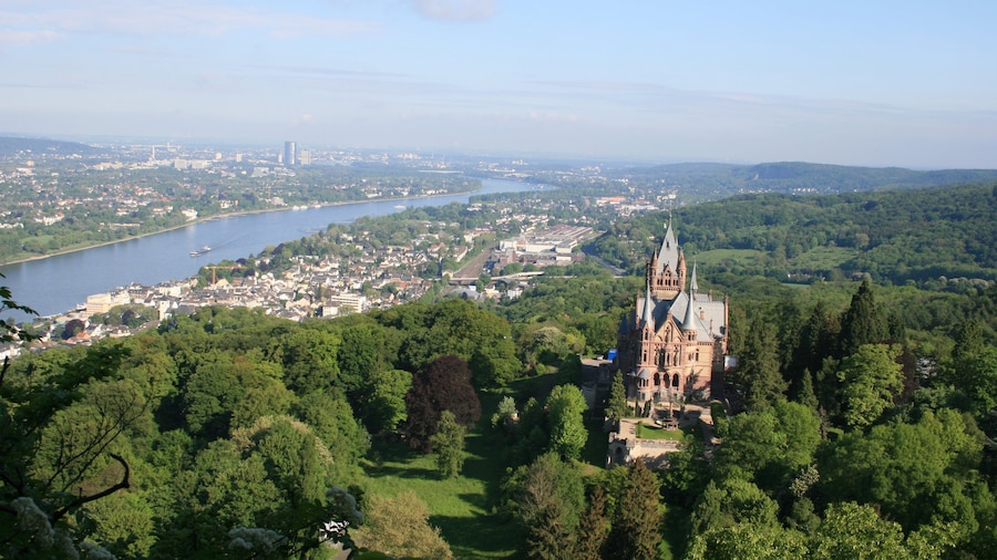 Koenigswinter which includes heritage architecture, a river or creek and chateau or palace