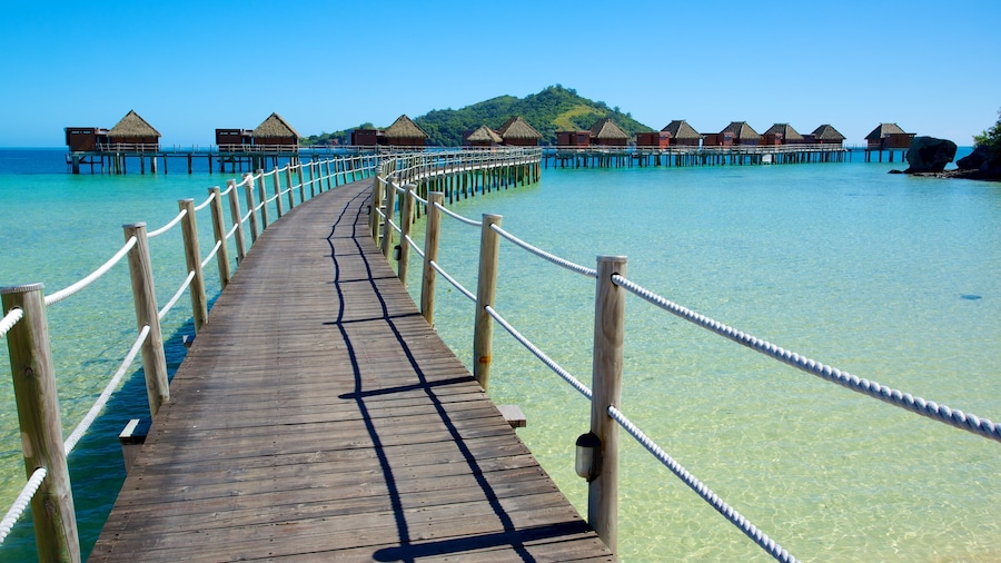 Fiji bevat een zandstrand, een baai of haven en eilanden