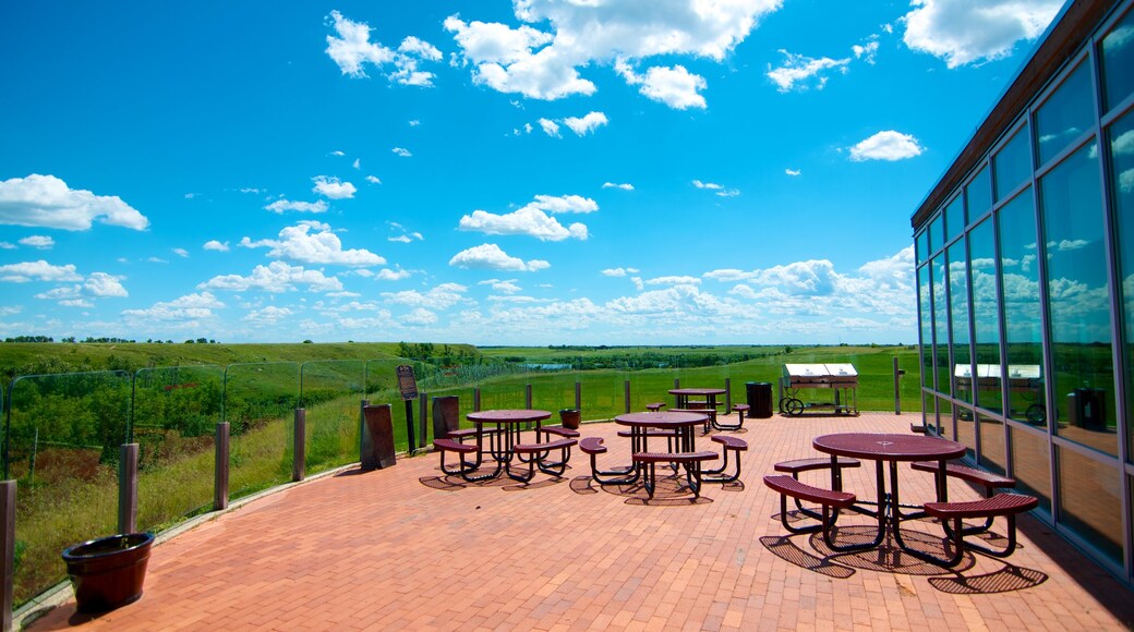 Wanuskewin Heritage Park mostrando un parque y arquitectura moderna