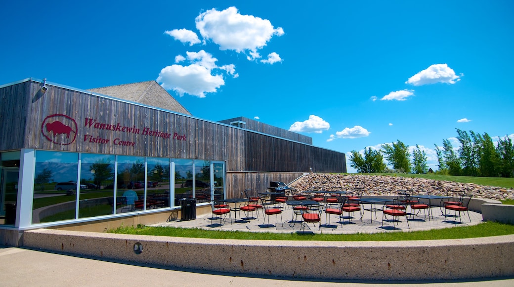 Wanuskewin Heritage Park que incluye arquitectura moderna y un jardín