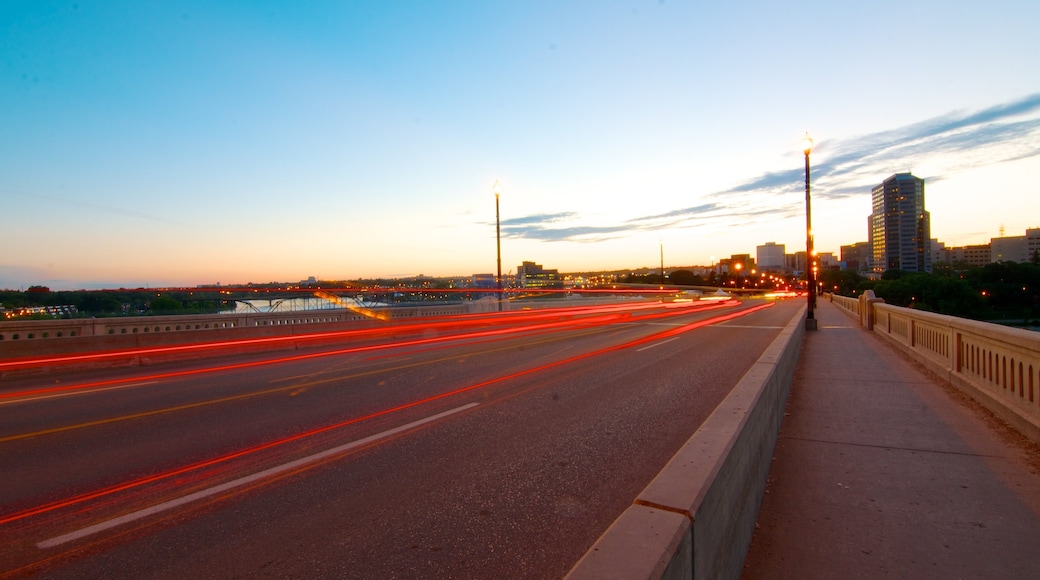 Saskatoon som visar en stad, en solnedgång och gatuliv