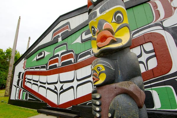 Thunderbird Park - Royal BC Museum which includes outdoor art and a park
