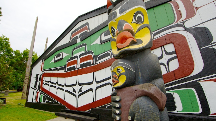 Thunderbird Park - Royal BC Museum caratteristiche di parco e arte urbana