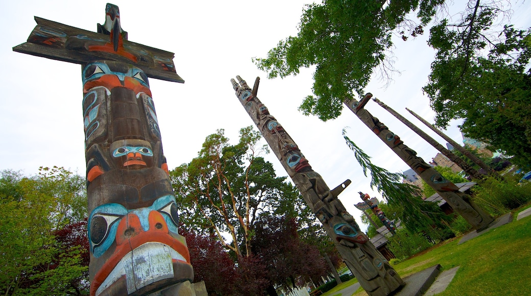 Thunderbird Park - Museo Royal BC ofreciendo arte al aire libre y un jardín