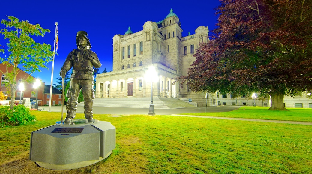 British Columbia Parliament Building showing a statue or sculpture, night scenes and an administrative buidling