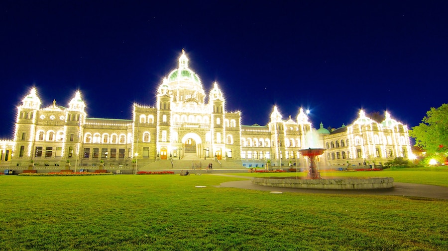 British Columbia Parliament Building che include edificio amministrativo, architettura d\'epoca e paesaggio notturno
