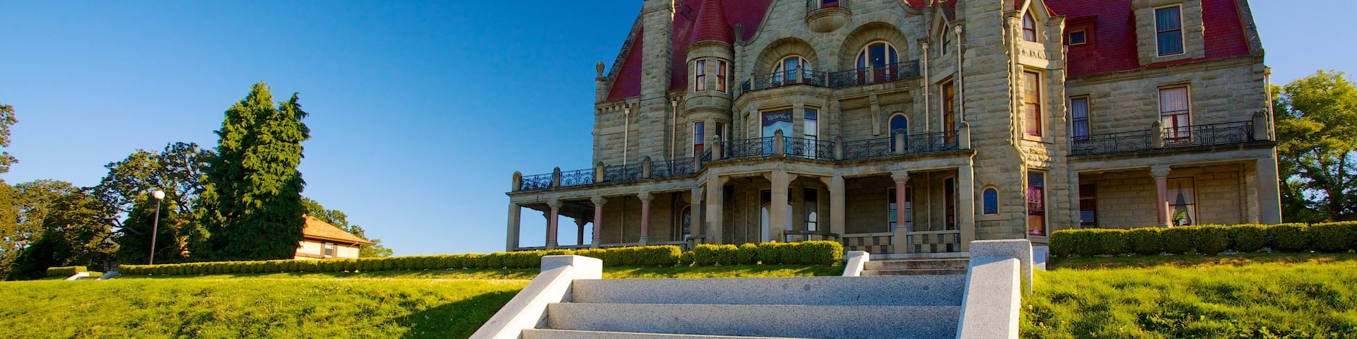 Craigdarroch Castle featuring heritage architecture and a castle