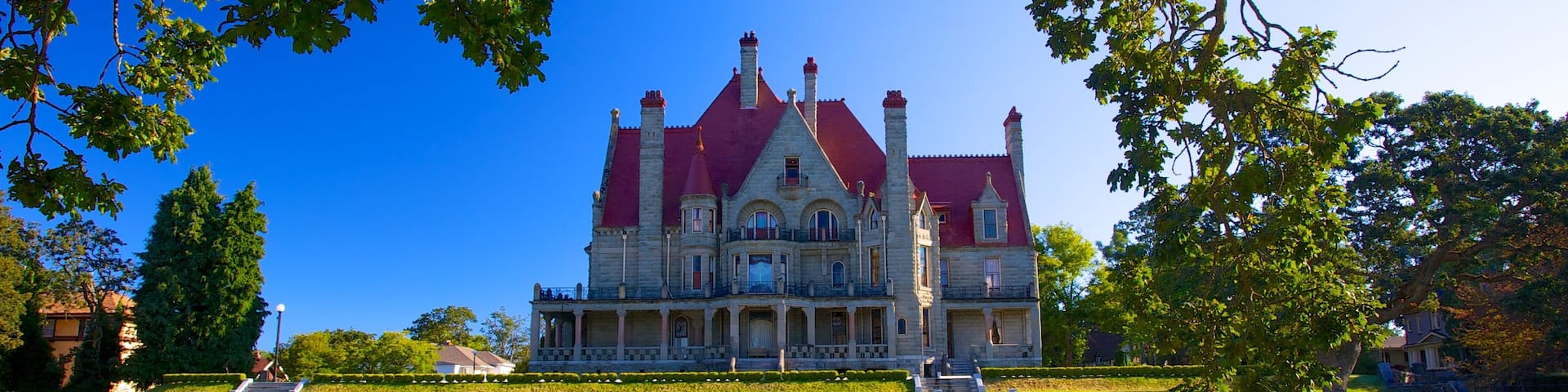 Craigdarroch Castle showing a castle and heritage architecture
