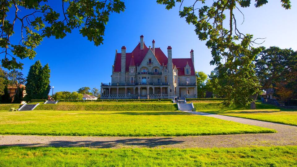 Craigdarroch Castle showing a castle and heritage architecture