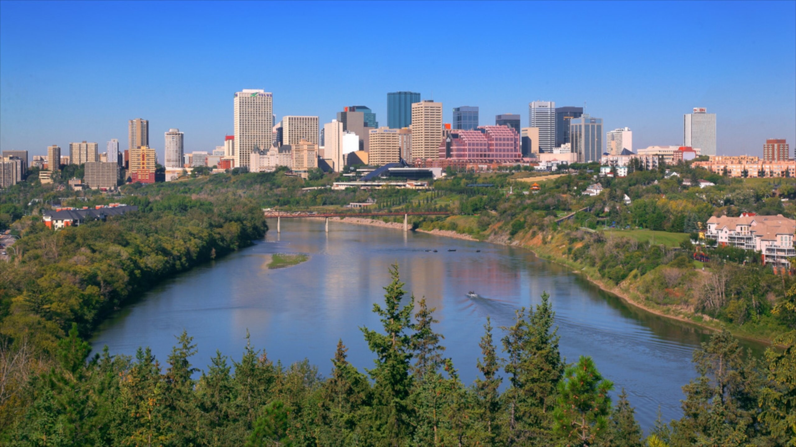 Edmonton mostrando un río o arroyo y una ciudad