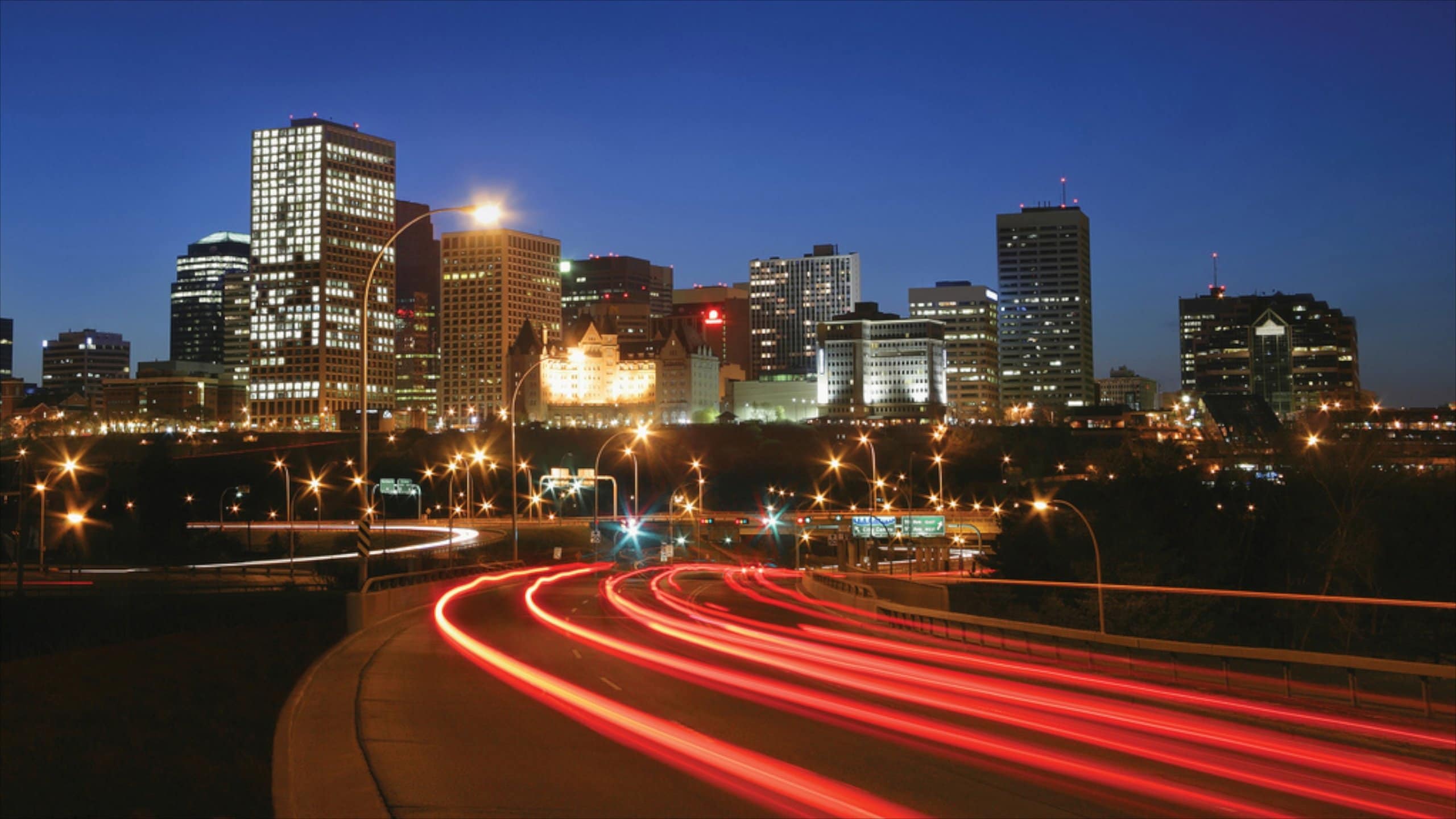 Edmonton ofreciendo escenas nocturnas y una ciudad