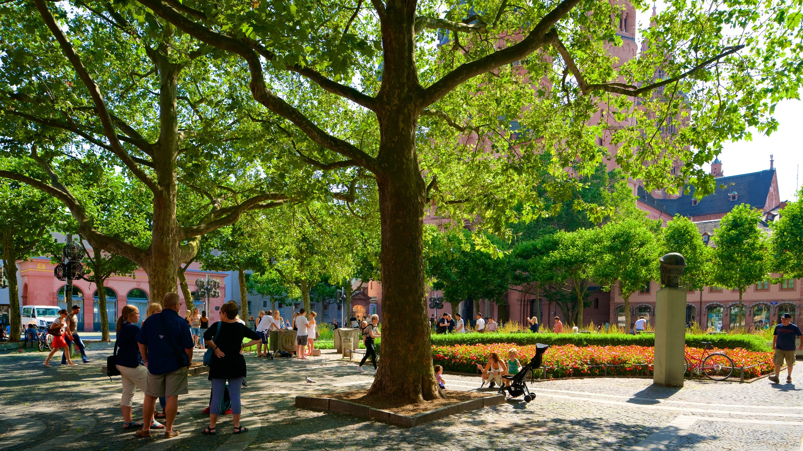 Mainz City Center which includes a garden as well as a small group of people