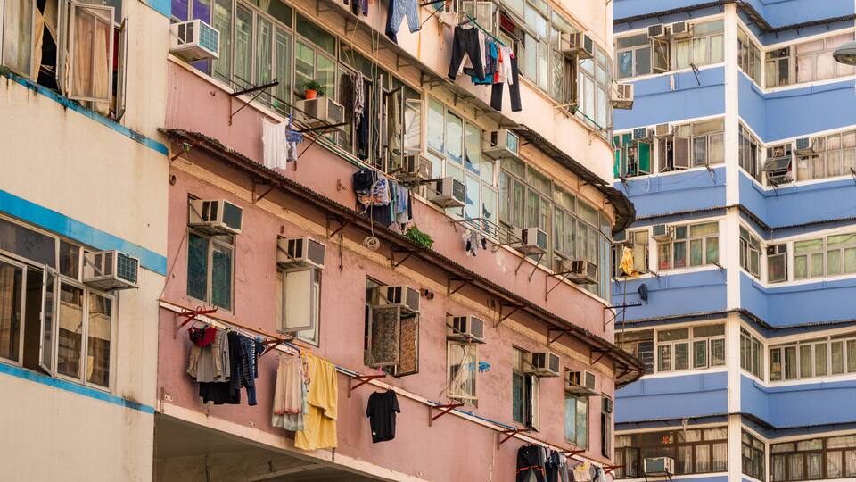 Sham Shui Po showing a city