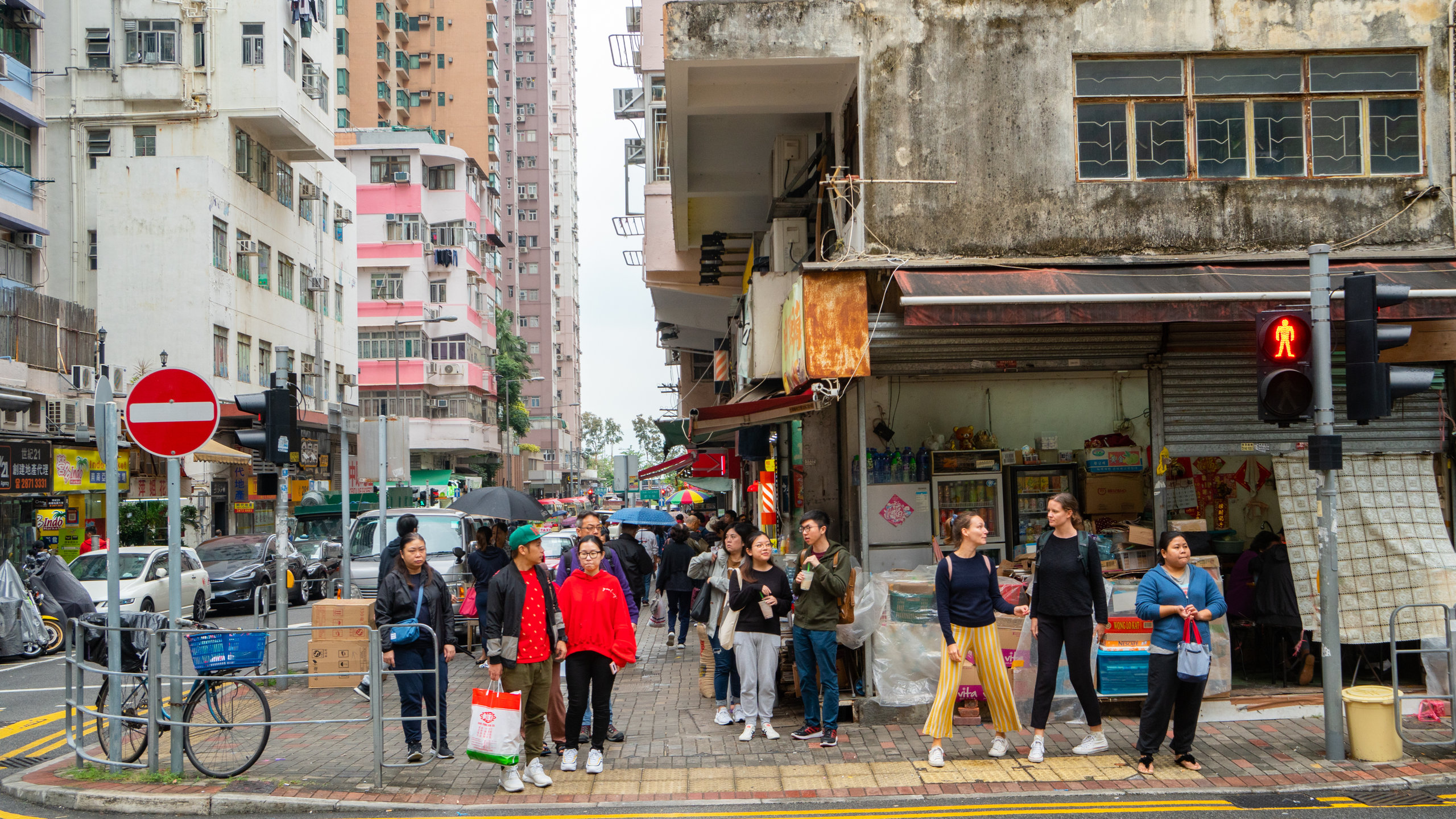 Kennedy Town showing street scenes and a city