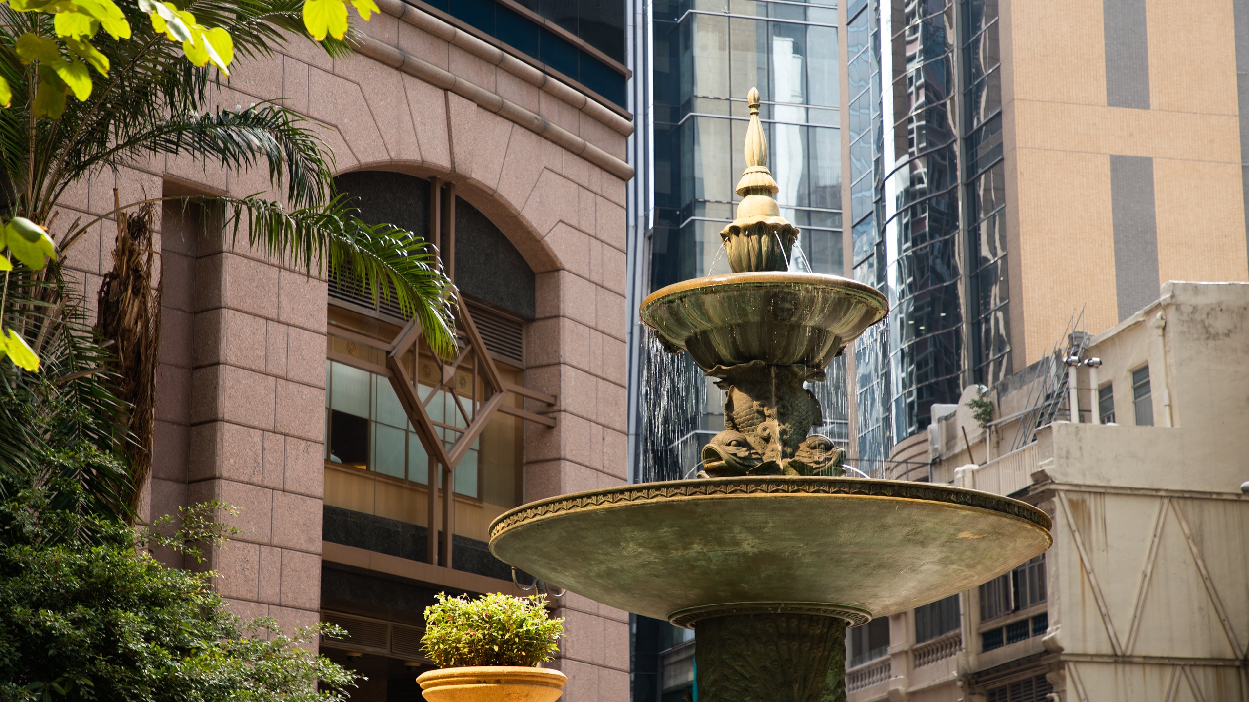 Sheung Wan showing a city and a fountain