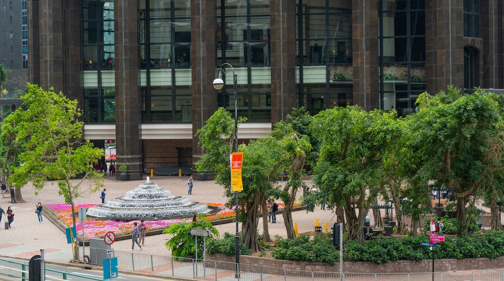 Central Plaza showing a fountain