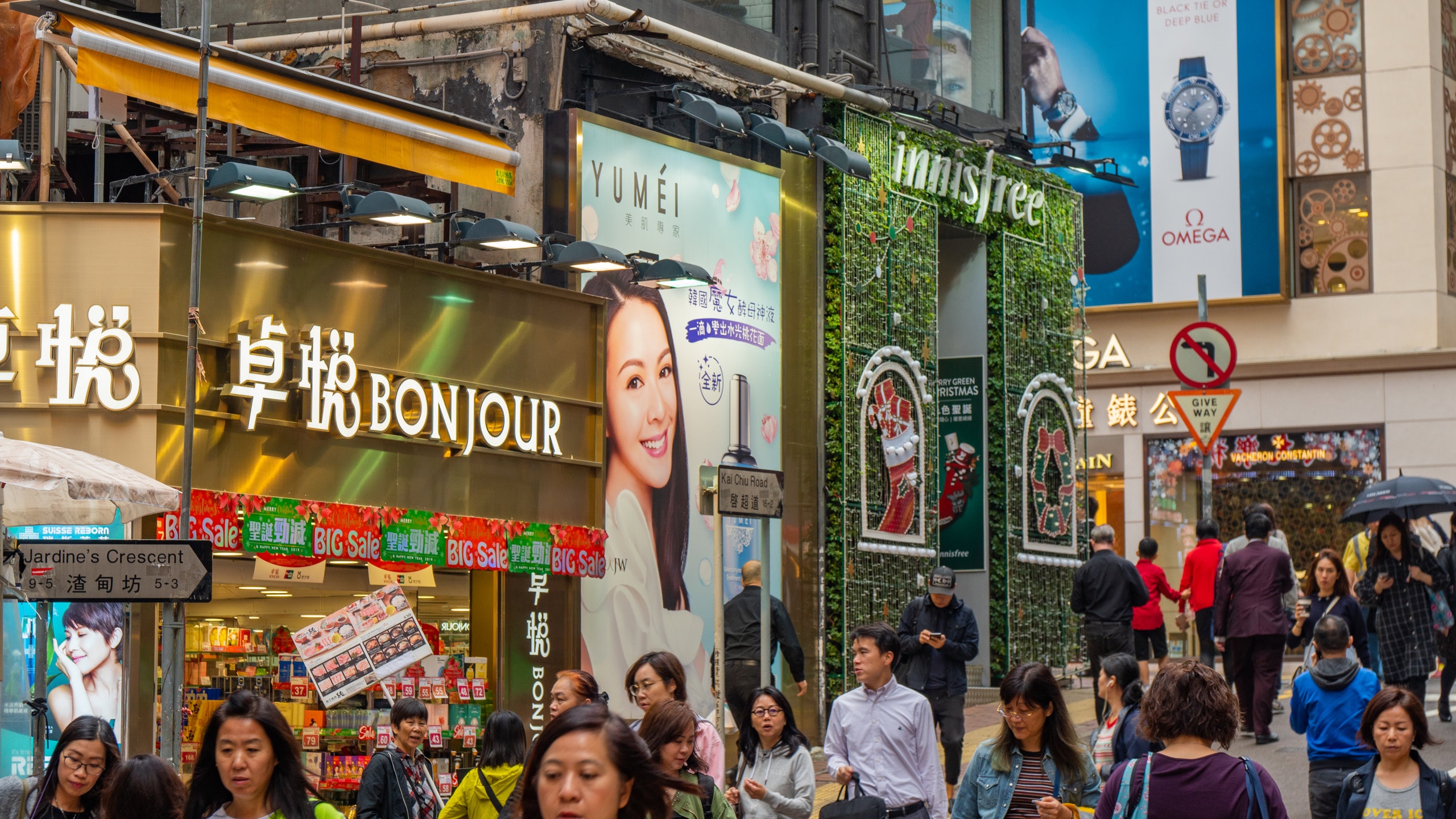 Causeway Bay featuring signage, street scenes and a city