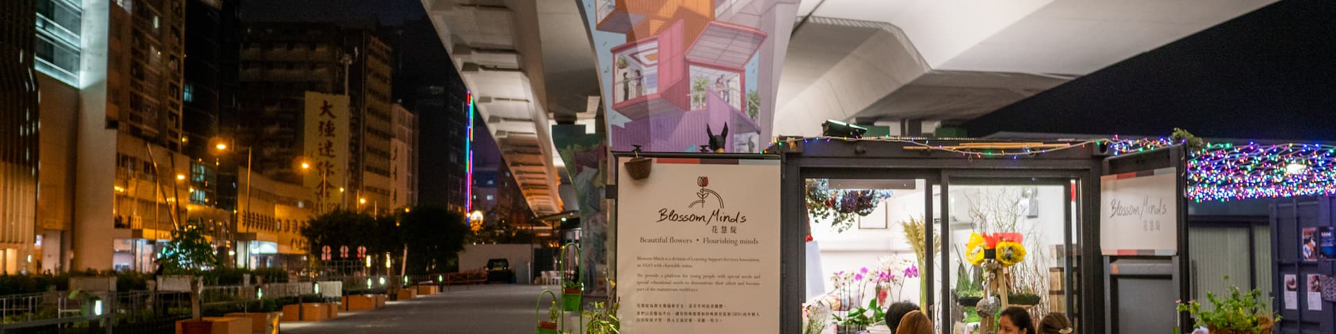 Kwun Tong which includes night scenes, street scenes and outdoor eating